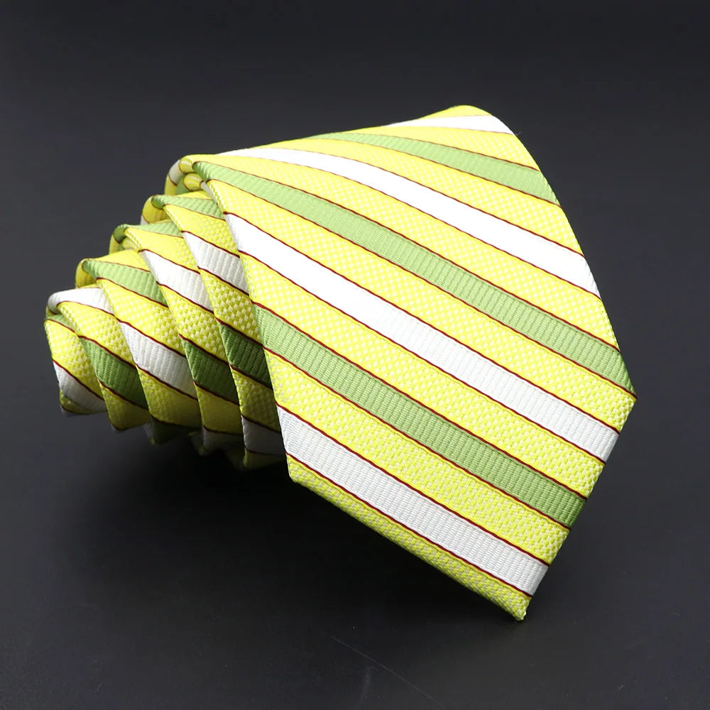 ربطة عنق مخططة باللونين الأخضر والأبيض - أناقة عصرية بلمسة عصرية