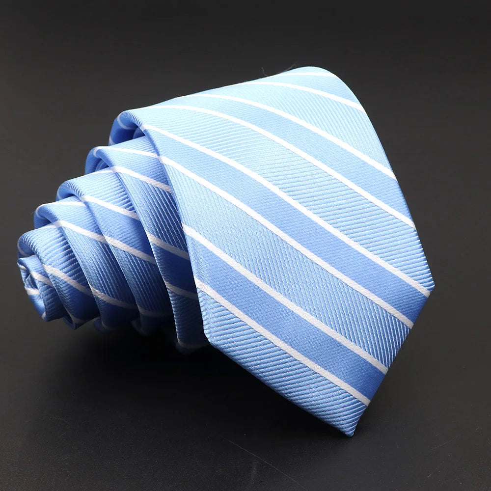 ربطة عنق مخططة باللونين الأزرق السماوي والأبيض - أنيقة ومنعشة