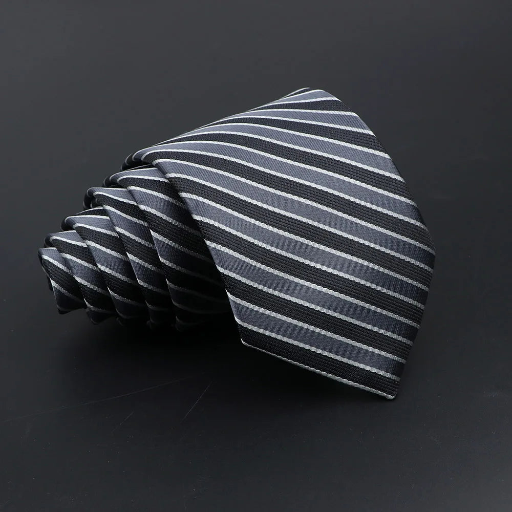 مونتبازون - ربطة عنق كلاسيكية مخططة باللونين الأسود والرمادي