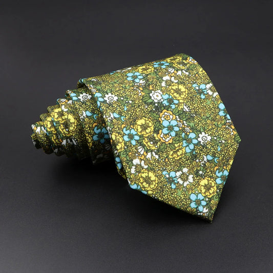 Amelot - 黄色、青、白の花柄プリントのグリーンネクタイ