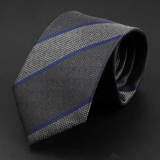 أوبيسون - ربطة عنق مخططة باللونين الرمادي والفحمي مع لمسات زرقاء - لمسة تنفيذية بسيطة