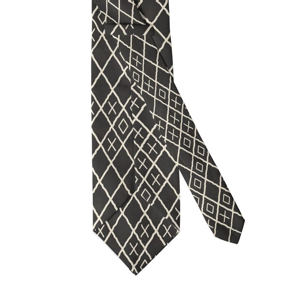 Trampe - Charcoal & Cream Berber Diamond Tie – Moody Rug Lattice for Evening Layers
